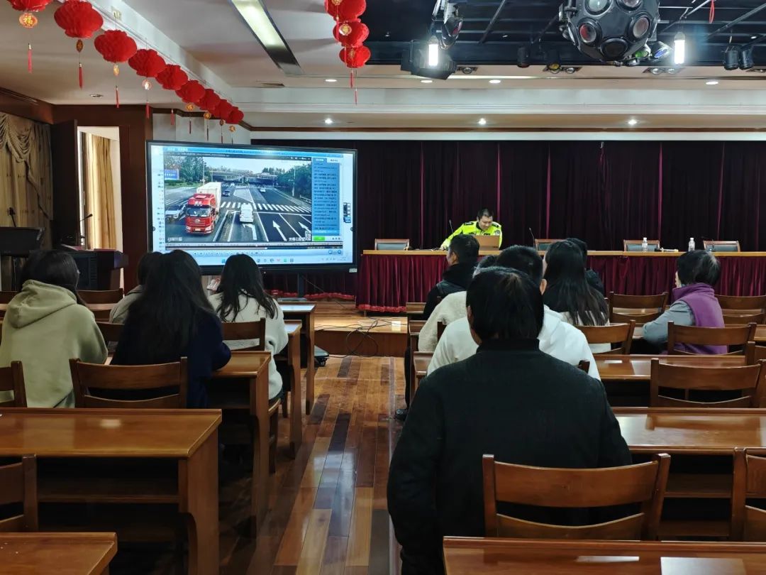 डोंगबैंग ट्रैफिक पुलिस स्क्वाड्रन सड़क यातायात सुरक्षा को बढ़ावा देने के लिए कारखाने में आया था
